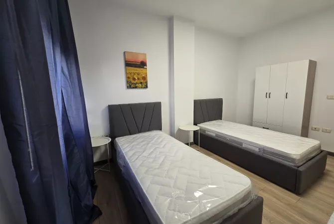 Shtepi me qera Papafingo(kati i catise) ne Tirane, 2+1, Mobilimi E mobiluar, Pagesa 65,000  Leke.