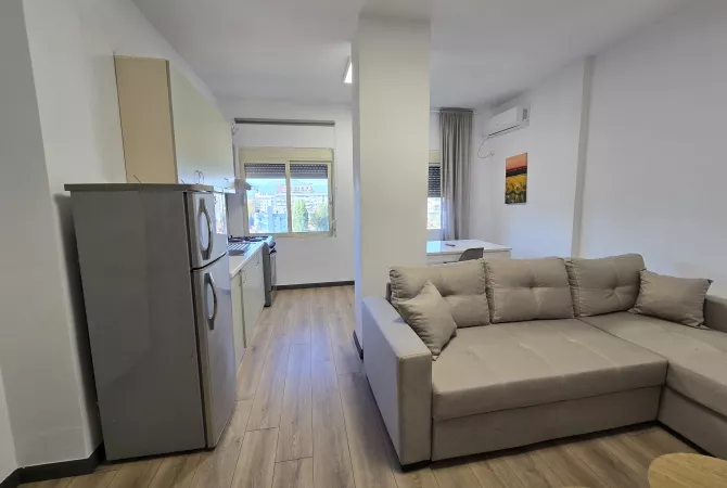 Shtepi me qera Papafingo(kati i catise) ne Tirane, 2+1, Mobilimi E mobiluar, Pagesa 65,000  Leke.