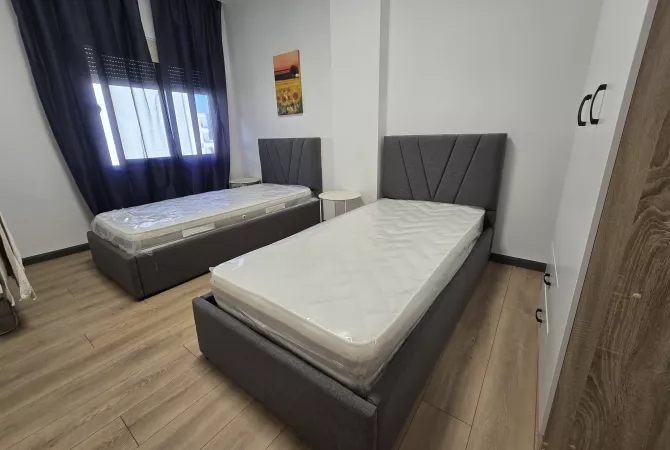 Shtepi me qera Papafingo(kati i catise) ne Tirane, 2+1, Mobilimi E mobiluar, Pagesa 65,000  Leke.