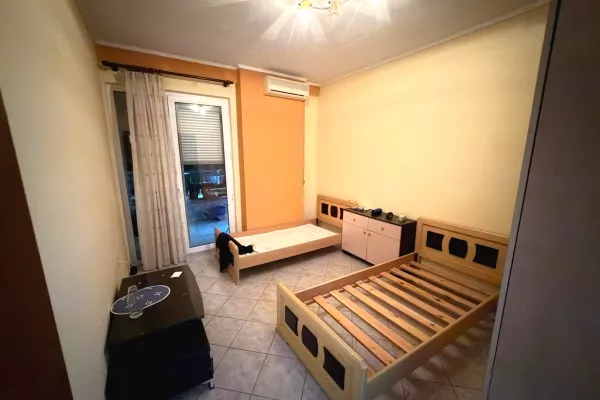 Shtepi ne shitje Apartament ne Tirane, 2+1, Mobilimi E mobiluar, Pagesa 150,000  Euro.