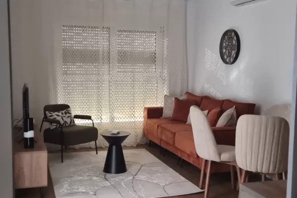  ⸻  🏡 Jepet me qira apartament 1+1 📍 Kompleksi Kadiu, Ali Demi 🏢 Kati i 4-t 💶 450€ në muaj