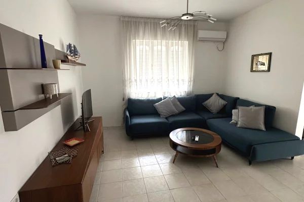 Qera Apartament 2+1  Kati 4,Pallat ekzistues  E mobiluar  Cmimi 600€  Tek pazari I ri Qendra Lincoln
