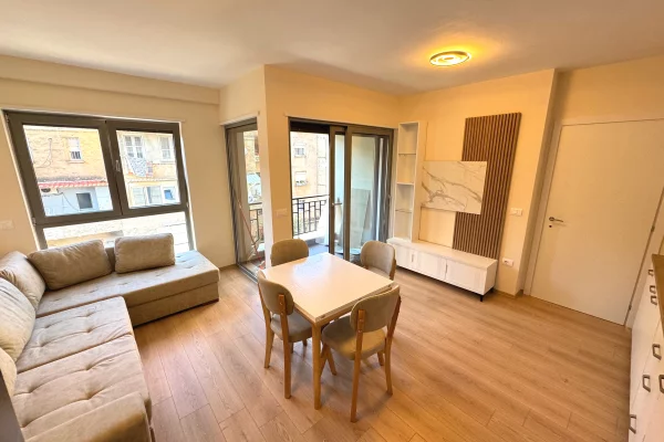 📣 QERA Apartament 1+1 Me Parking 📍 Prane Shkolles Se Kuqe ✨   🏢 Ndertim i Ri  🪜 cmimi 650 euro 