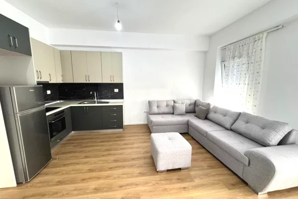 Jepet me qera Apartament 1+1  Adresa  : Ali demi Kompleksi kaimi E mobiluar  Kati 2 Cmimi 40,000 lek