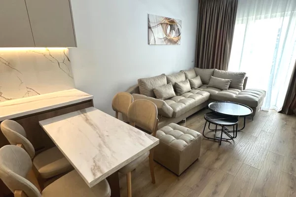 🏢 APARTAMENT ME QIRA – QENDRA E TIRANËS (Zogu i Zi, cmimi 1000 Euro