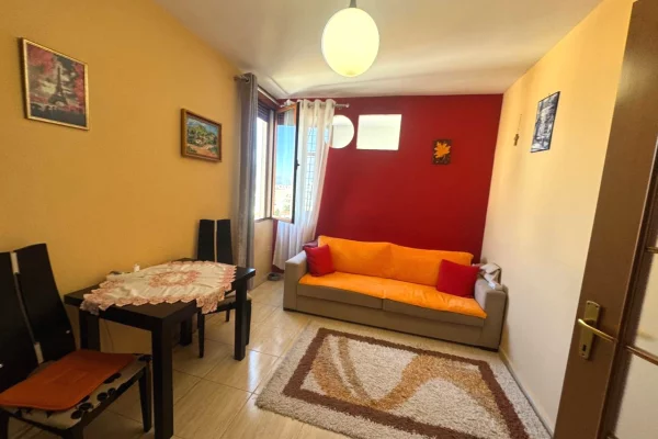 Apartament 1+1 me qera  Tek rruga e Bogdaneve Kati 12 pallat me ashensor  Cmimi 40000 leke ne muaj