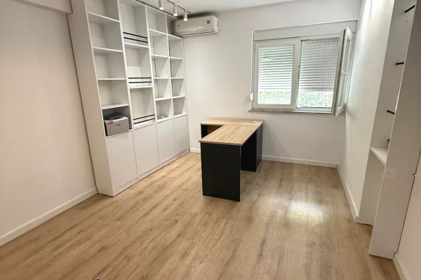 📌 JEPET ME QIRA – AMBJENT ZYRE TEK ISH-EKSPOZITA 🔹 Sipërfaqe: 30 m² 🔹 Kati: i 3-të cmimi 330 euro