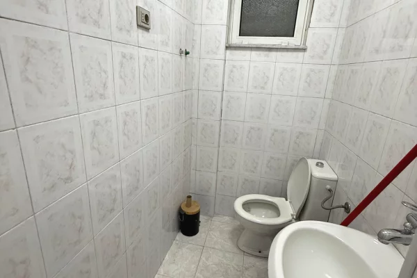 Shtepi me qera Apartament ne Tirane, 1+1, Mobilimi Bosh, pa mobiluar, Pagesa 330  Euro.