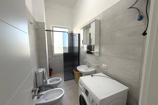 Shtepi me qera Apartament ne Tirane, 2+1, Mobilimi E mobiluar, Pagesa 55,000  Leke.