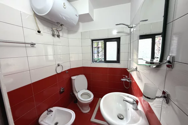 Shtepi me qera Apartament ne Tirane, 2+1, Mobilimi E mobiluar, Pagesa 40,000  Leke.