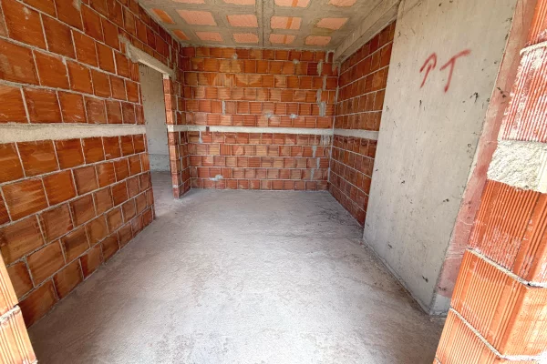 Shtepi ne shitje Apartament ne Tirane, 1+1, Mobilimi Bosh, pa mobiluar, Pagesa 112,000  Euro.