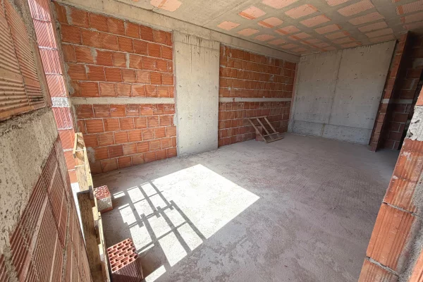 Shtepi ne shitje Apartament ne Tirane, 1+1, Mobilimi Bosh, pa mobiluar, Pagesa 112,000  Euro.