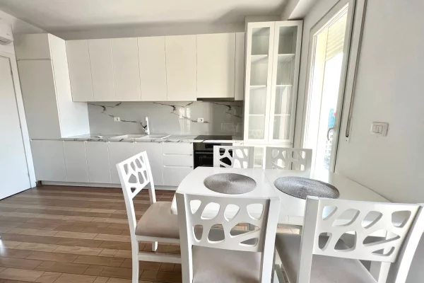 Shtepi me qera Apartament ne Tirane, 2+1, Mobilimi E mobiluar, Pagesa 50,000  Leke.