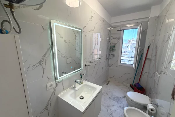 Shtepi ne shitje Apartament ne Tirane, 2+1, Mobilimi E mobiluar, Pagesa 160,000  Euro.