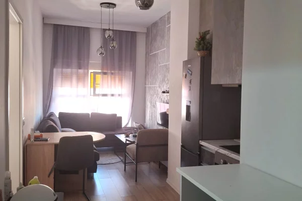 Shtepi me qera Apartament ne Tirane, 2+1, Mobilimi E mobiluar, Pagesa 50,000  Leke.