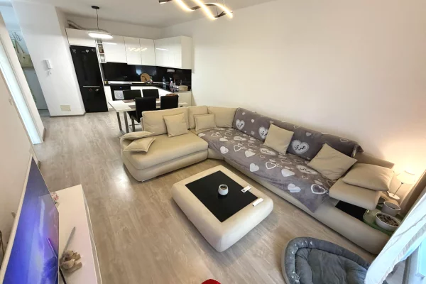 Jepet Apartament me Qira 1+1  📍 Vendndodhja: Komplet Magneti, pranë 21 Dhjetorit 🏢 cmimi 500 euro