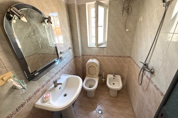 Shtepi ne shitje Apartament ne Tirane, 2+1, Mobilimi E mobiluar, Pagesa 158,000  Euro.
