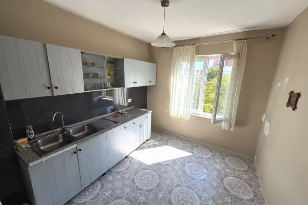 Shtepi ne shitje Apartament ne Tirane, 2+1, Mobilimi E mobiluar, Pagesa 158,000  Euro.