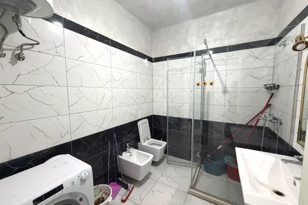 Shtepi me qera Apartament ne Tirane, 2+1, Mobilimi E mobiluar, Pagesa 50,000  Leke.