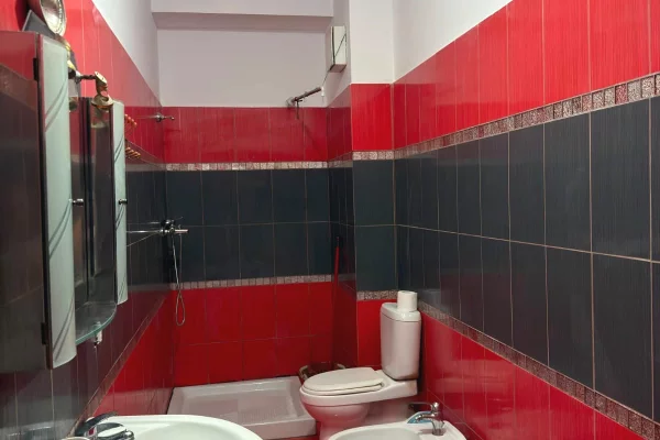 Shtepi me qera Apartament ne Tirane, 2+1, Mobilimi E mobiluar, Pagesa 40,000  Leke.
