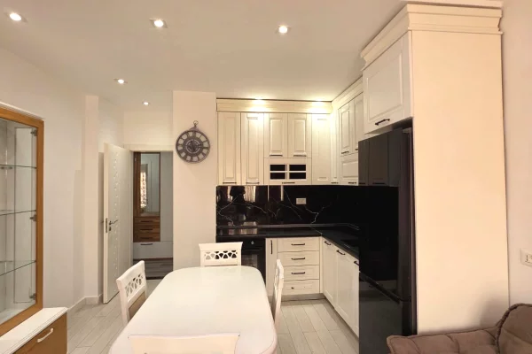 Shtepi ne shitje Apartament ne Tirane, 1+1, Mobilimi E mobiluar, Pagesa 12,700,000  Leke.