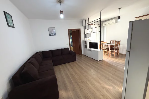 🏡 Apartament 1+1+Parkim me qera 📍Pallati me shigjeta, pranë karburant Kastratit Cmimi 60.000 leke 
