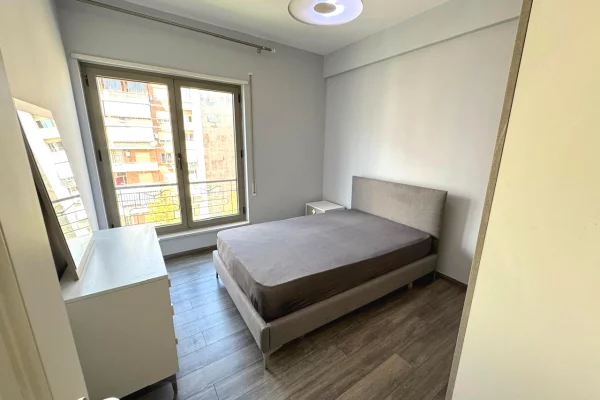 Shtepi me qera Apartament ne Tirane, 3+1, Mobilimi E mobiluar, Pagesa 1,000  Euro.