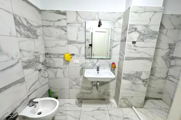 Shtepi me qera Apartament ne Tirane, 3+1, Mobilimi E mobiluar, Pagesa 1,000  Euro.