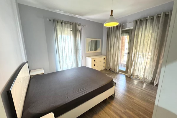 Shtepi me qera Apartament ne Tirane, 3+1, Mobilimi E mobiluar, Pagesa 1,000  Euro.