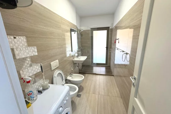 Shtepi me qera Apartament ne Tirane, 3+1, Mobilimi E mobiluar, Pagesa 1,000  Euro.