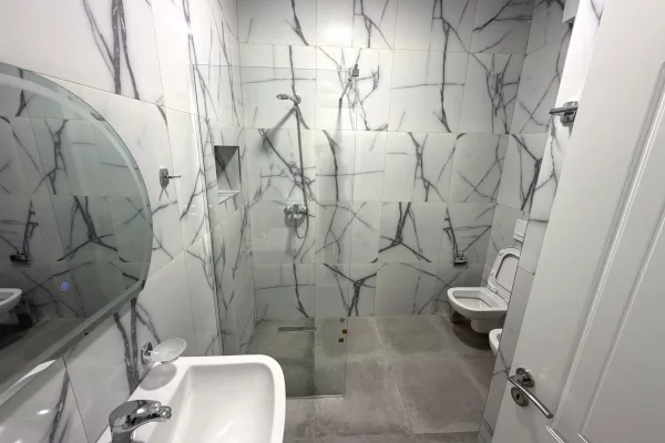Shtepi me qera Apartament ne Tirane, 2+1, Mobilimi E mobiluar, Pagesa 65,000  Leke.