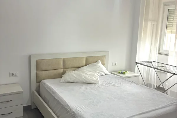 Shtepi me qera Apartament ne Tirane, 1+1, Mobilimi E mobiluar, Pagesa 45,000  Leke.