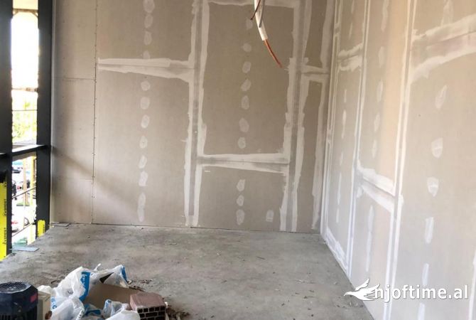 Ambiente Commerciale in Vendita 1+1 a Tirana - 85,000 Euro