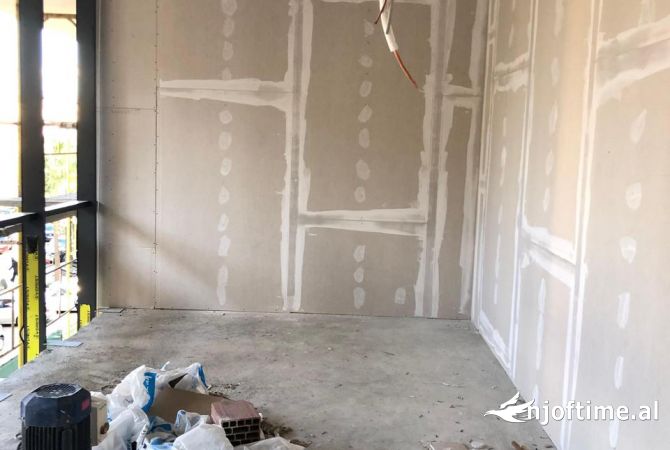 Ambiente Commerciale in Vendita 1+1 a Tirana - 85,000 Euro