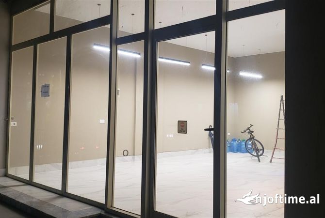 Ambiente Commerciale in Affitto 3+1 a Tirana - 1,000 Euro