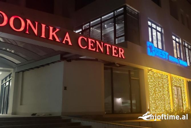 Ambiente Commerciale in Affitto 3+1 a Tirana - 1,000 Euro