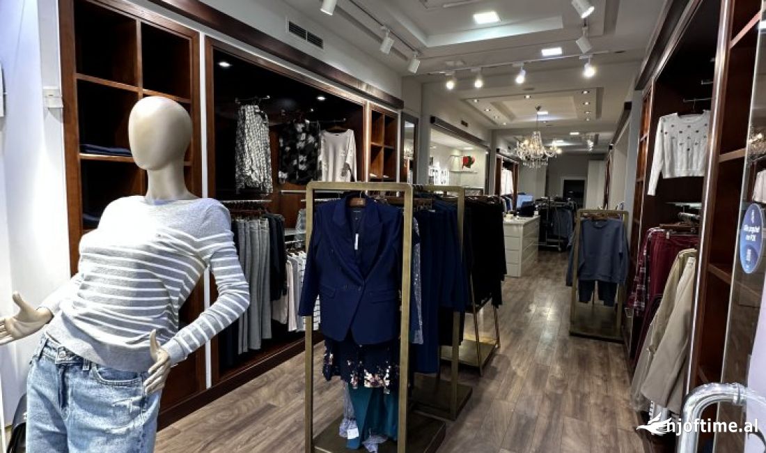 Shitet nje biznes i suksesshem i rrobave me 23 vjet eksperience, i vendosur ne zemren e Bllokut,