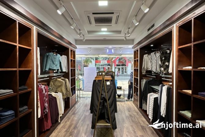 Shitet nje biznes i suksesshem i rrobave me 23 vjet eksperience, i vendosur ne zemren e Bllokut,