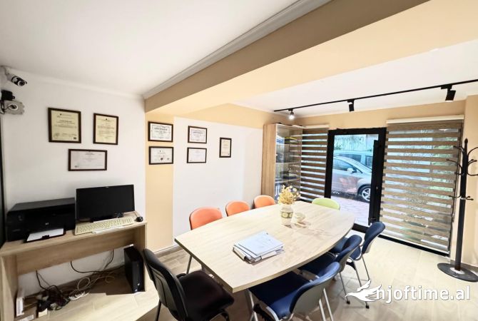 Ambiente Commerciale in Vendita 1+1 a Tirana - 95,000 Euro