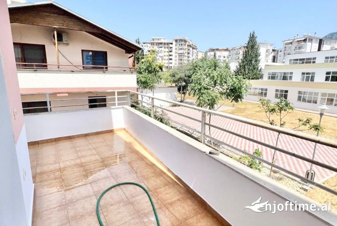 Shtepi ne shitje Apartament ne Tirane, 2+1, Mobilimi E mobiluar, Pagesa 153,000  Euro.