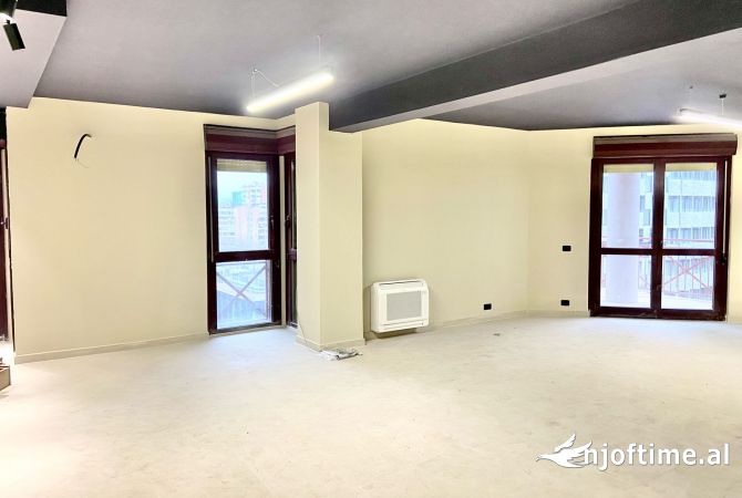 JAPIM ME QIRA AMBIENT OPEN SPACE NE QENDER PRANE HOTEL PLAZA DHE TOPTANI