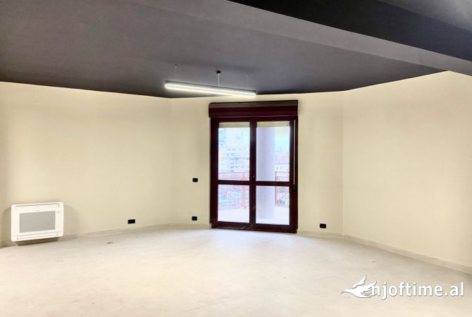 JAPIM ME QIRA AMBIENT OPEN SPACE NE QENDER PRANE HOTEL PLAZA DHE TOPTANI