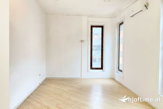JAPIM ME QIRA AMBIENT PERR ZYRA NE QENDER PRANE HOTEL PLAZA DHE TOPTANI