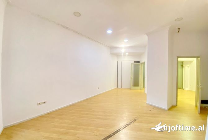 JAPIM ME QIRA AMBIENT PERR ZYRA NE QENDER PRANE HOTEL PLAZA DHE TOPTANI