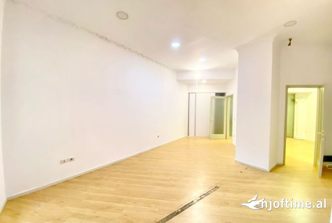 JAPIM ME QIRA AMBIENT PERR ZYRA NE QENDER PRANE HOTEL PLAZA DHE TOPTANI