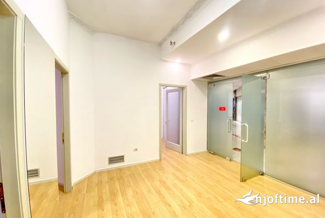 JAPIM ME QIRA AMBIENT PERR ZYRA NE QENDER PRANE HOTEL PLAZA DHE TOPTANI