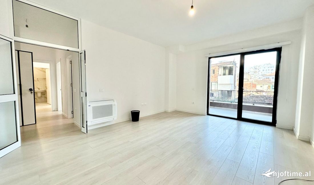 AMBIENT ME QIRA TE RRUGA E KAVAJES PRANE SPITALIT GJERMAN