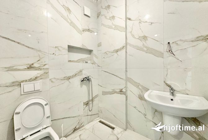 AMBIENT ME QIRA TE RRUGA E KAVAJES PRANE SPITALIT GJERMAN