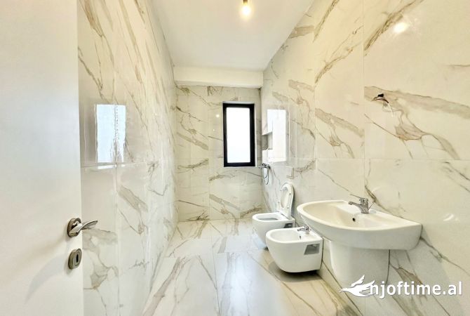 AMBIENT ME QIRA TE RRUGA E KAVAJES PRANE SPITALIT GJERMAN