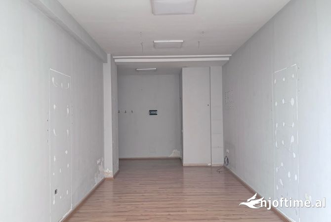 Ambiente Commerciale in Affitto 3+1 a Tirana - 500 Euro